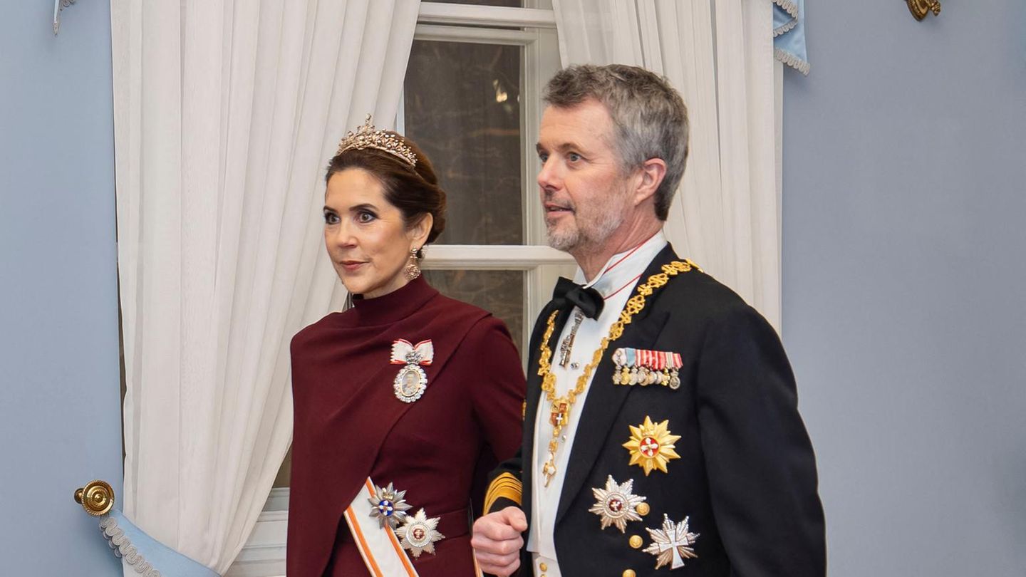 Mary-von-D-nemark-K-ngin-Mary-serviert-beim-Staatsbankett-den-Look-des-Abends