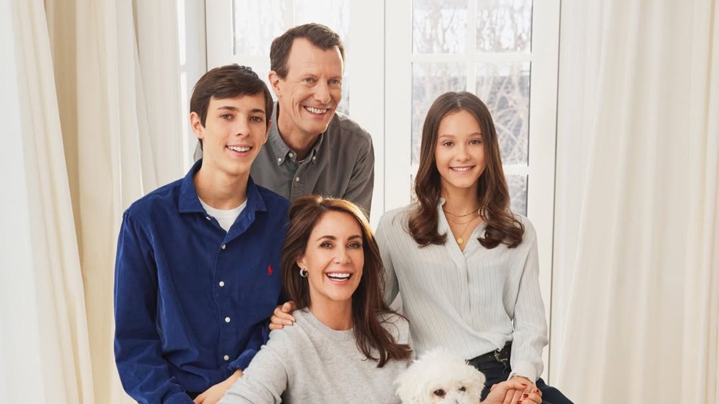 Echte-Stylek-niginnen-Ihr-Geburtstagsportr-t-zeigt-die-Familie-in-sch-nster-Style-Harmonie