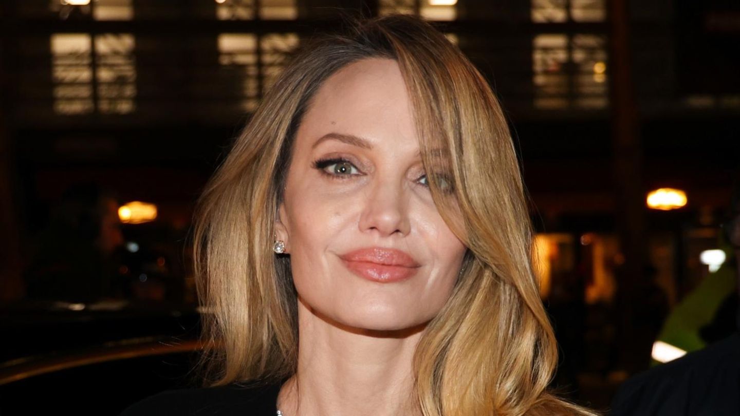 Red-Carpet-Looks-2026-F-r-diese-Premiere-tauscht-sie-Schwarz-gegen-Glitzer