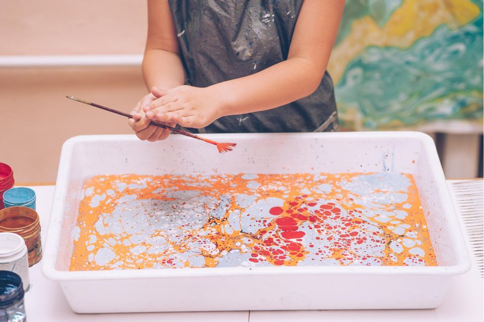 Marmorieren: Farbwanne mit Marmorierfarben