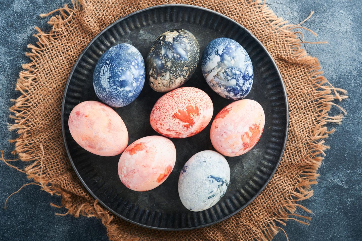 Marmorieren: Marmorierte Ostereier auf einem schwarzen Teller