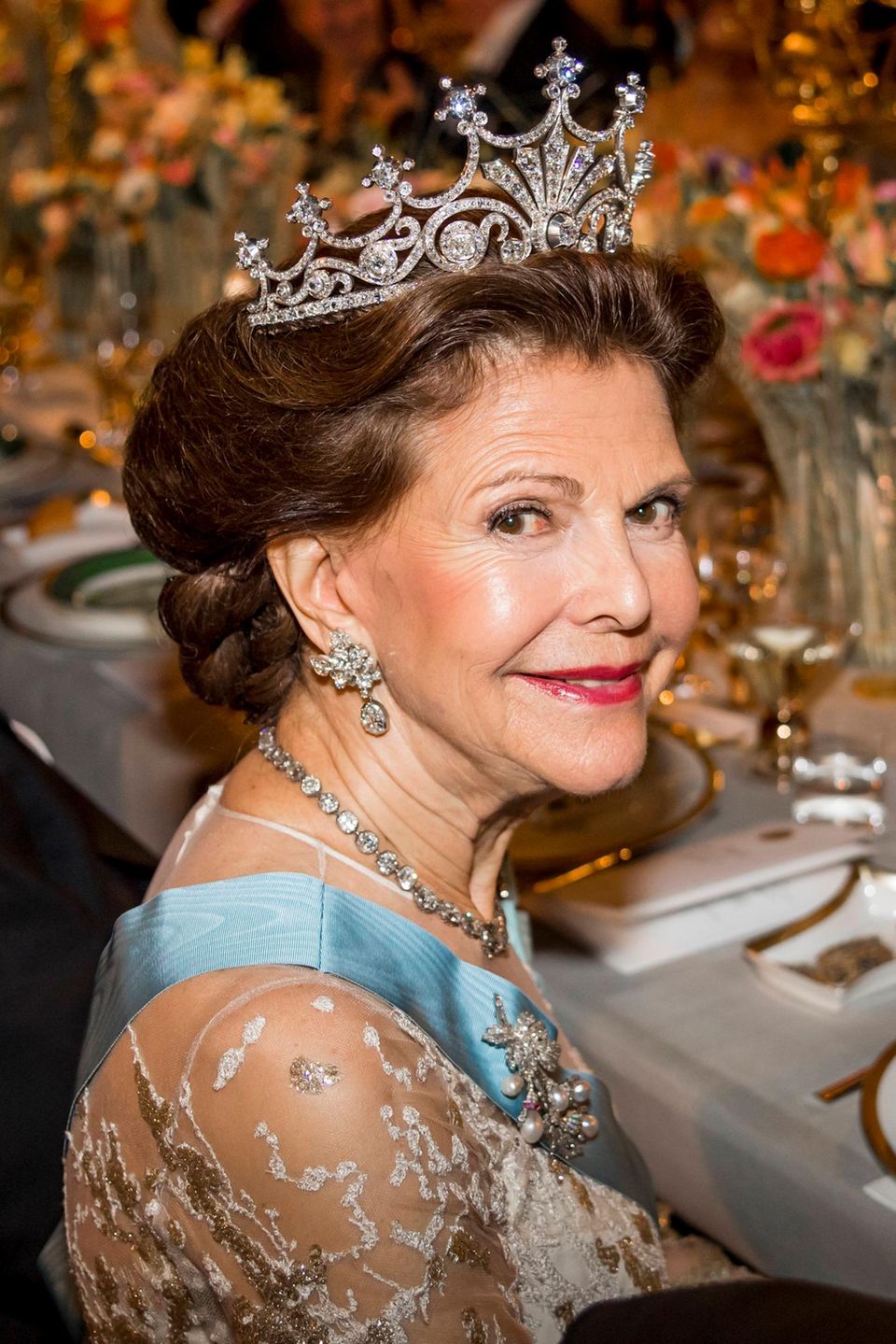 Silvia's trademarks are her eyebrows and a lipstick that constantly provides a fresh look.