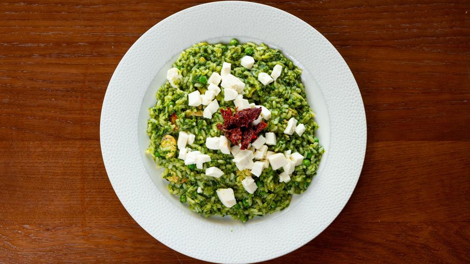 Frühlingsküche deluxe: Grünes Erbsen-Risotto mit aromatischem Zitronen-Touch