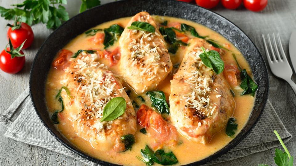 Hähnchenbrust in einer Pfanne