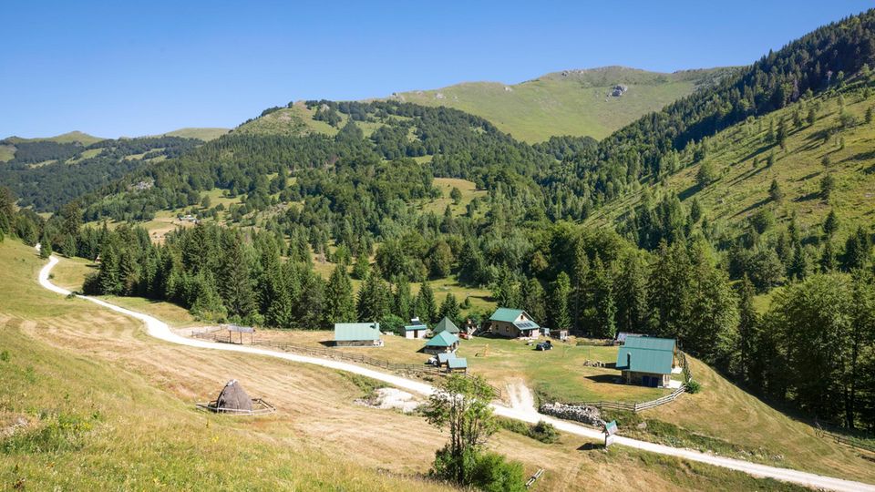 Montenegro: Hütten vor einer Berglandschaft 