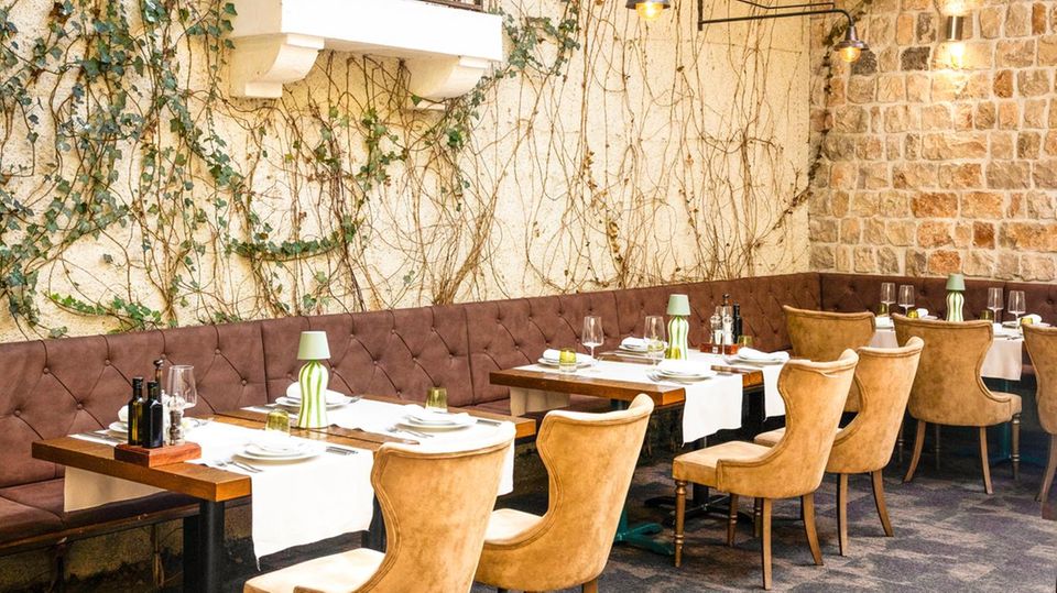 Montenegro: Sitzecke in einem Restaurant 