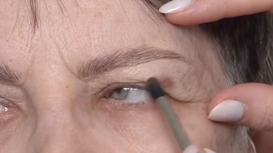 При нанесении теней держите глаза открытыми и не натягивайте кожу в тех местах, где ее обычно нет.