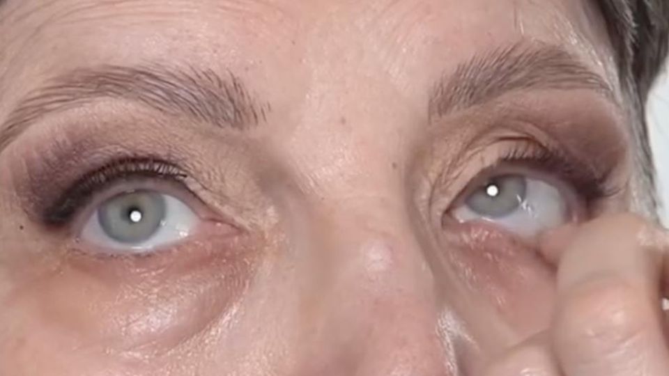 На нижнюю слизистую наносится светлый карандаш-кайал, на верхнюю можно использовать коричневый или черный, чтобы дополнительно уплотнить ресницы.