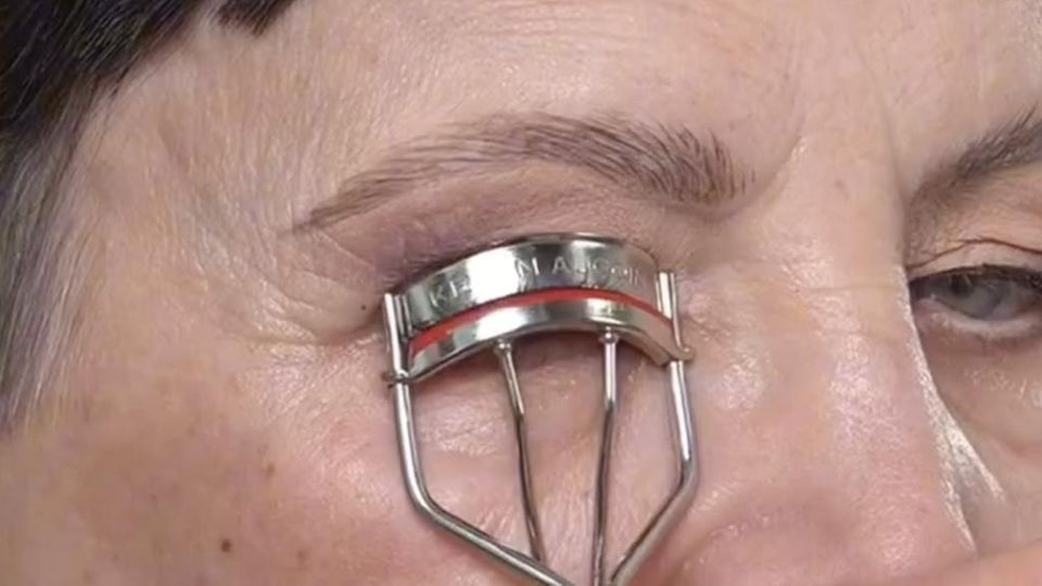 Щипцы для завивки ресниц придают изгиб, благодаря чему ресницы кажутся длиннее.