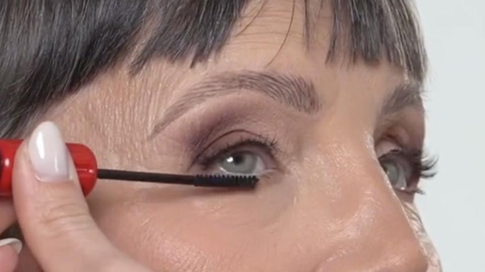 Тушь с маленькой щеточкой гораздо лучше подходит для нижних ресниц.