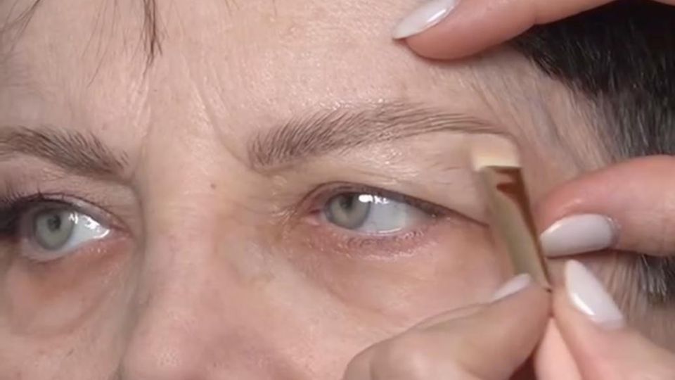 Консилер под дугой брови может создать эффект визуального лифтинга.