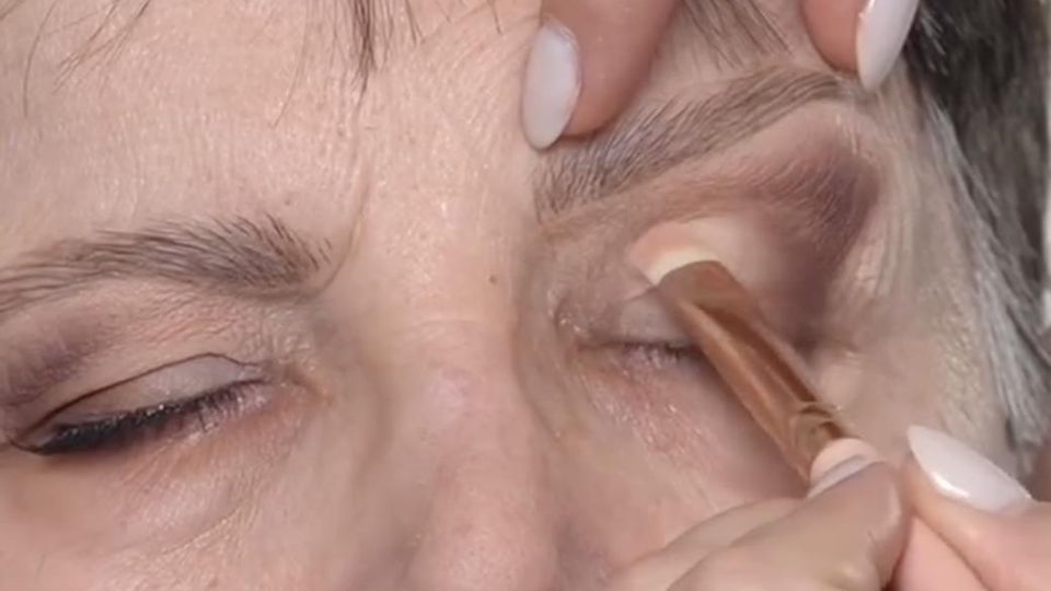 Для равномерного нанесения вы можете немного натянуть кожу – однако всегда проверяйте результат при прямом взгляде.