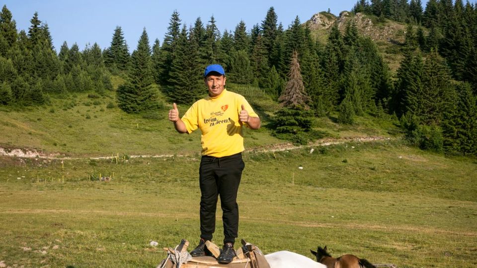 Stute Bella bleibt trotz Mladens Artistik-Einlage tiefenentspannt. Hinter den beiden: Fohlen Valentina.