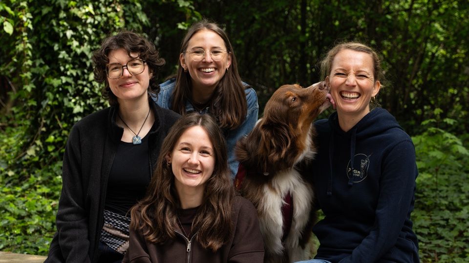 V. l. n. r. Redakteurin Eva, Redakteurin Lena, Hundetrainerin Bea, vorne Anna 