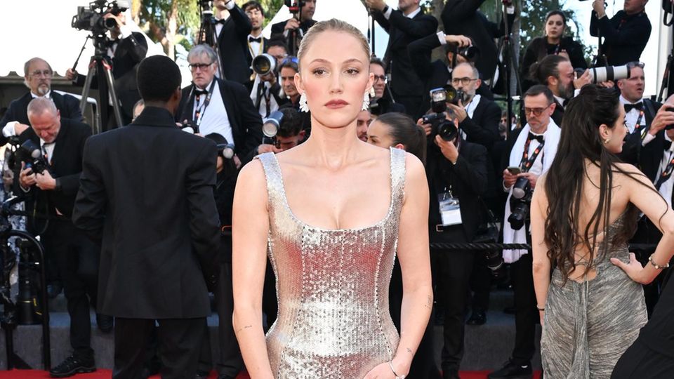 Auf dem roten Teppich in Cannes glänzt die amerikanische Schauspielerin Maika Monroe in einem Kleid von Ashi Studio.