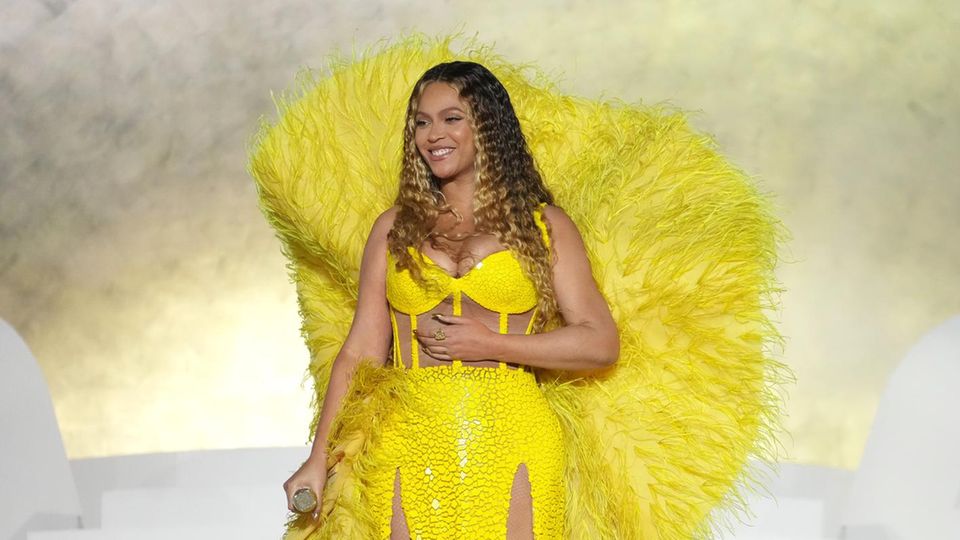 Beyoncé trägt bei ihrer Performance zur Eröffnungsfeier eines Luxushotels in Dubai eine gelbe Robe von Atelier Zuhra.