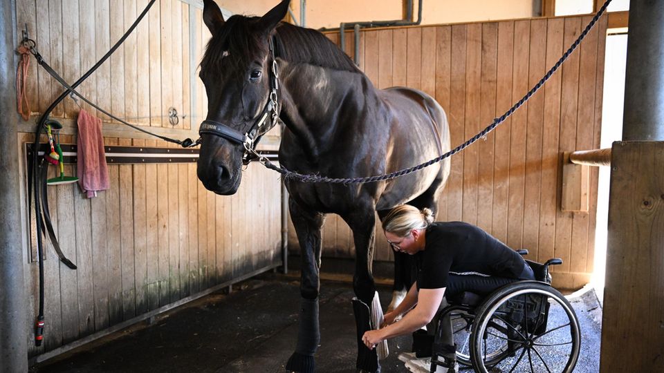Gianna Regenbrecht mit ihrem Pferd im Stall