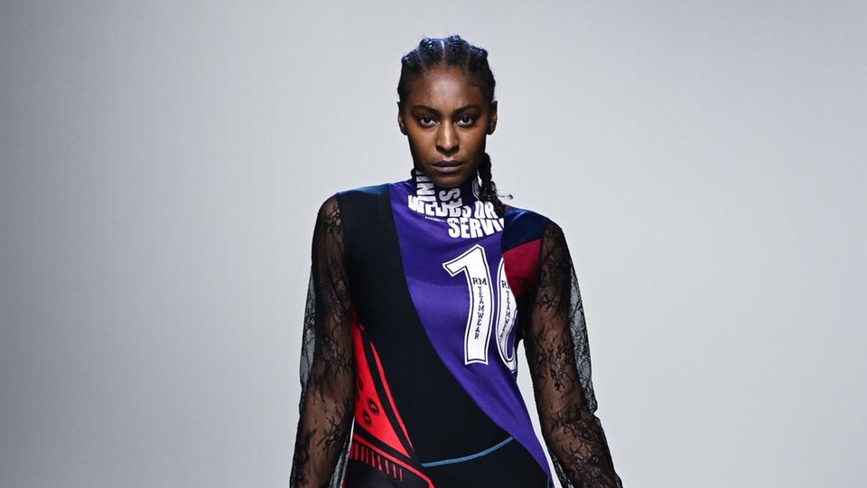 Auch auf den Laufstegen der Ukrainian Fashionweek sind experimentelle Trikot-Looks vertreten.