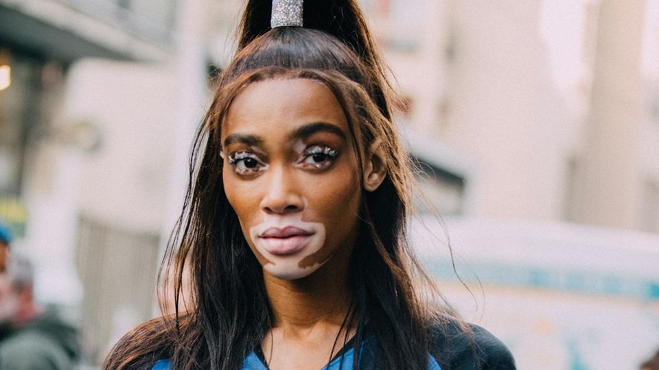 Winnie Harlow sieht im Blokecore bezaubernd aus.