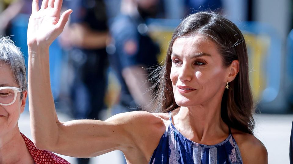 Königin Letizia zeigt bei der Eröffnung der 85. Buchmesse von Madrid ihre definierten Arme.