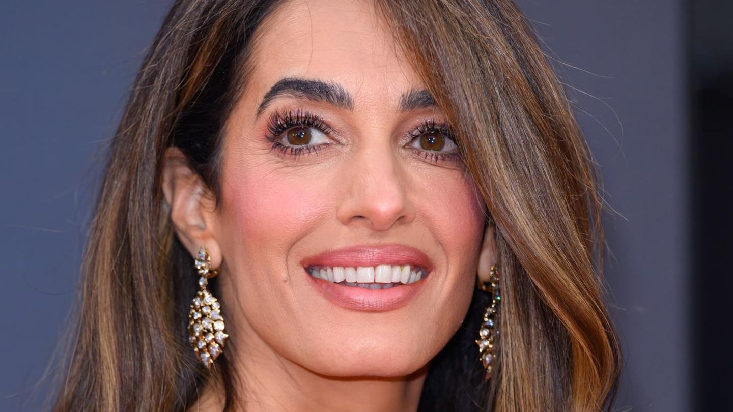 -Bell-Bottom-Haircut-Amal-Clooney-zeigt-wie-glamour-s-der-Haartrend-wirkt-auch-zu-Hause-nachgestylt