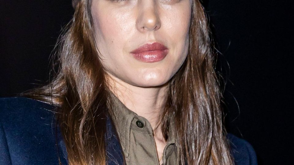 Charlotte Casiraghi setzt mit ihrem Tuch-Look ein Statement.