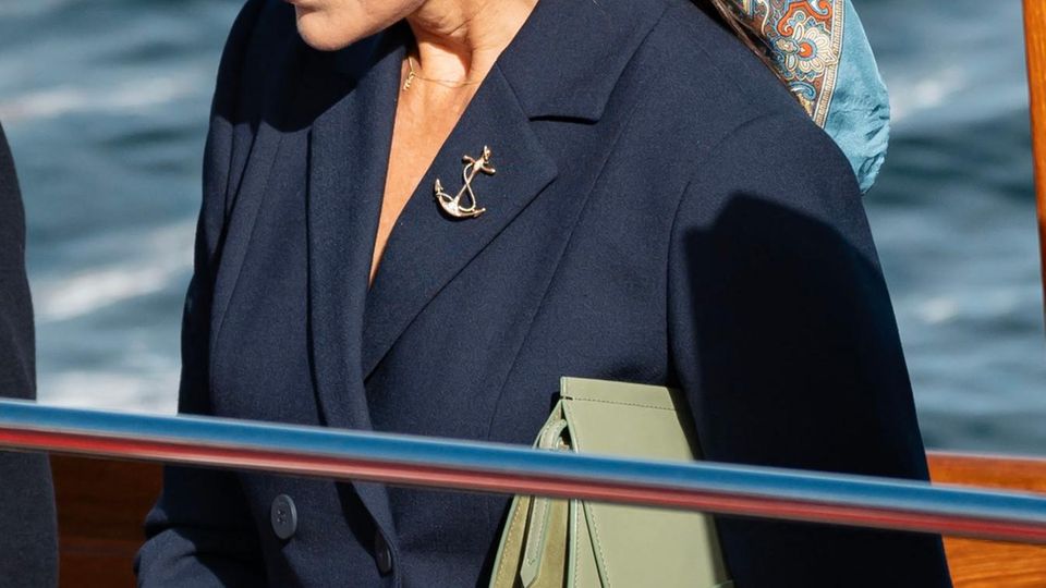 Königin Mary fügt ihrem eleganten Auftritt mit dem Satintuch etwas Gewagtes hinzu.