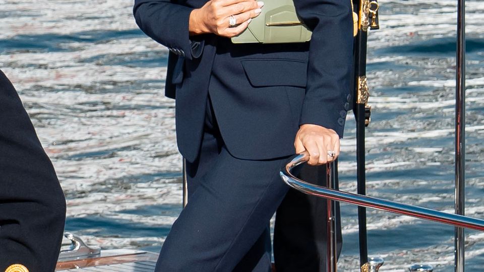 Blauer Zweiteiler, blaue Pumps: Doch mit ihren Accessoires bricht sie ihren besagten Farbstil.