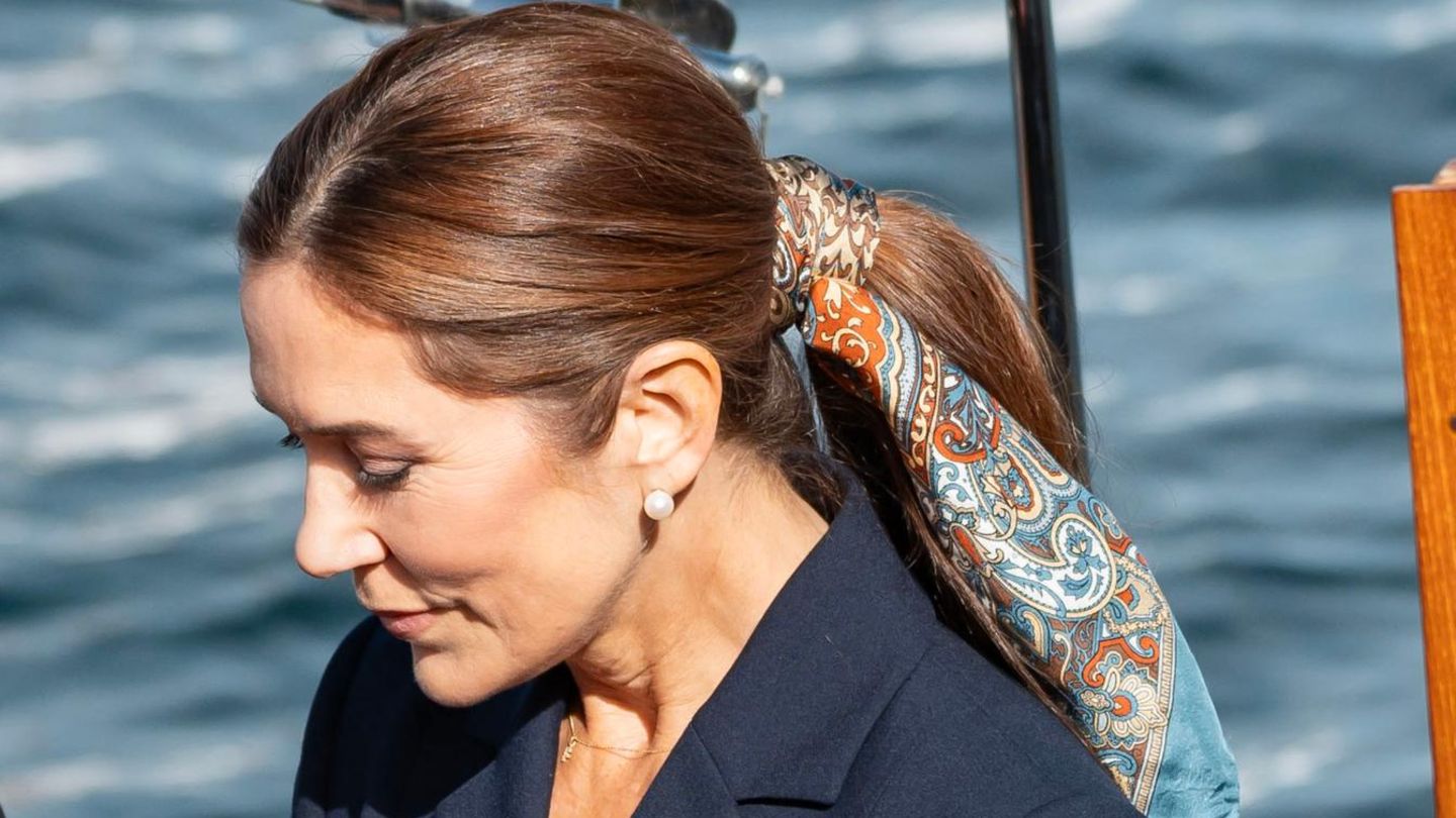 K-nigin-Mary-und-Co-Das-Satintuch-wird-zum-Sommer-Haartrend-der-Royals