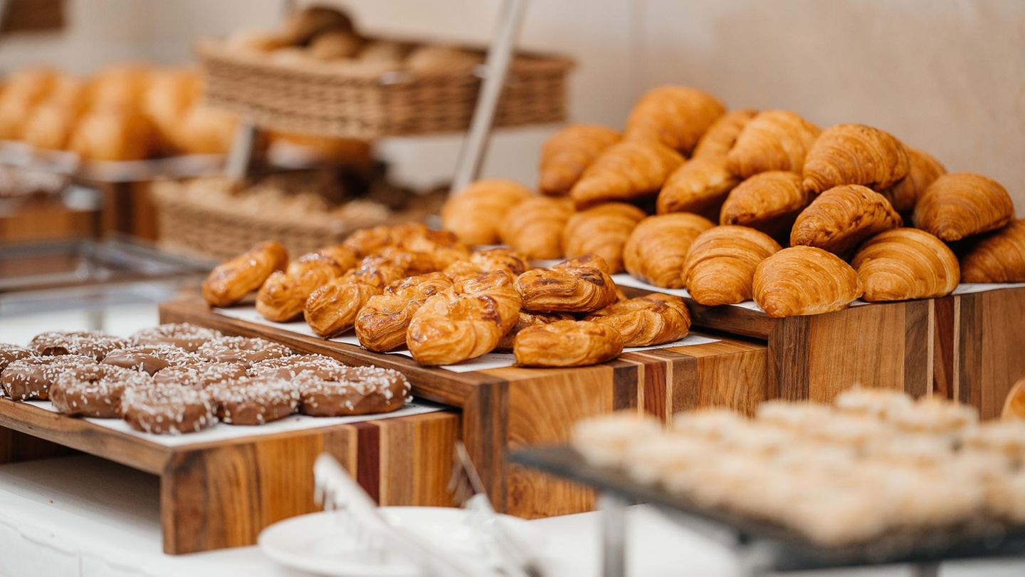 Knigge-am-Hotelbuffet-Croissant-to-go-Was-beim-Fr-hst-ck-erlaubt-ist-und-was-nicht