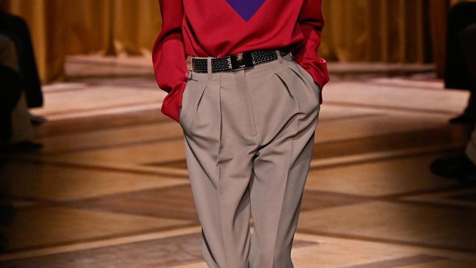 Model auf dem Laufsteg der Pariser Fashion Week der Mugler Modenschau