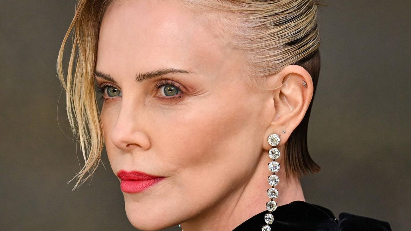 Von-Eyeliner-bis-Hochsteckfrisur-DAS-Make-up-Detail-sorgt-f-r-absoluten-Glamour-auf-dem-roten-Teppich