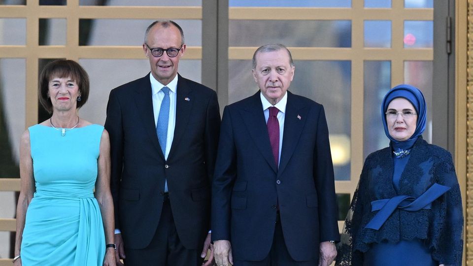 Von links nach rechts: Charlotte Merz, Friederich Merz, Recep Tayyip Erdogan und Emine Erdogan 