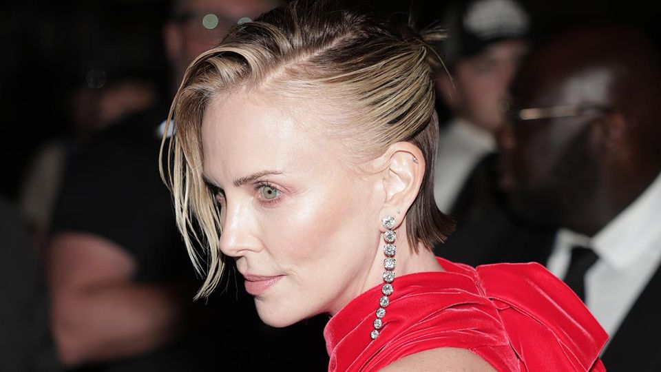 Charlize Theron trägt im Rahmen der "Die Odyssee"-Tour einen Sleek-Look. 