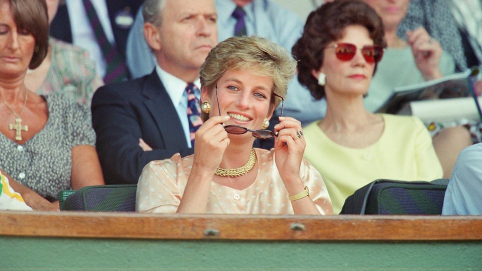 Lady Diana tritt mit ihrem Polka-Dot-Style in Wimbledon eine ganze Trendwelle los. So einfach lässt sich das Muster nicht nur von Anna Wintour und Co. nachstylen. 