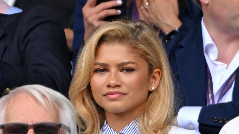 Schauspielerin Zendaya zeigt: Wer im Wimbledon auffallen will, muss kein Kleid tragen. So macht die ihren Krawatten-Style tragbar. 