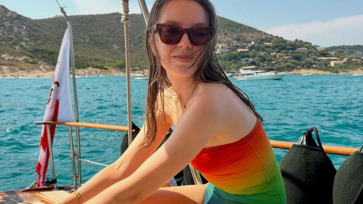 Stars-im-Bikini-In-diesem-Badeanzug-l-utet-sie-ihren-27-Geburtstag-ein