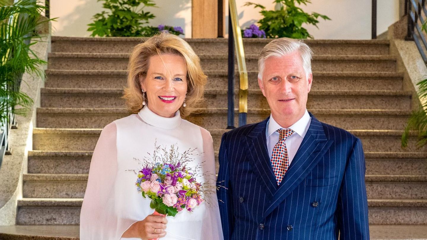 Echte-Stylek-niginnen-Im-wei-en-Jumpsuit-sorgt-Mathilde-f-r-Staunen