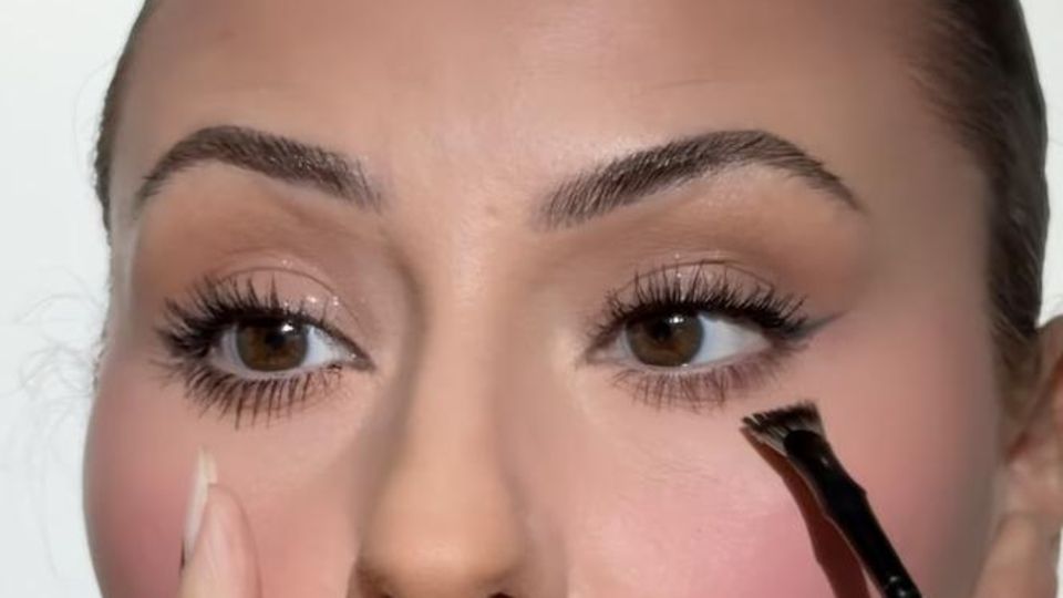Der Unterschied ist hier deutlich sichtbar: Links trägt Rose Siard die Wimperntusche mit dem Appllikator der Mascara auf, auf dem rechten Auge wird der Wimpernfächerpinsel verwendet. Der direkte Vergleich zeigt die Wirkung der Technik.