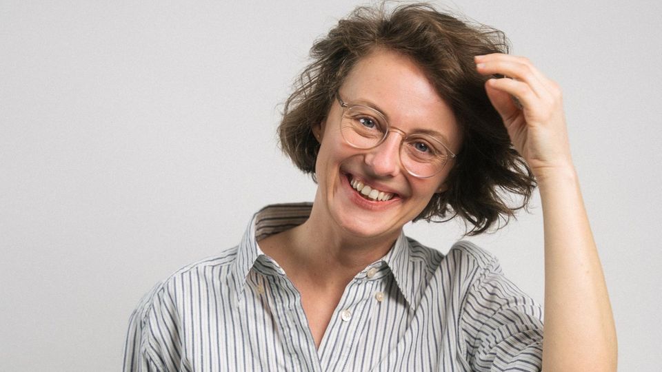 Anna Schauberger, kratzt sich am Kopf