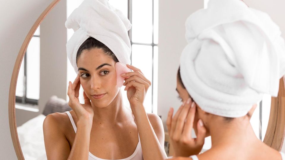 Hitze im Schlafzimmer?: So passt du deine Beauty-Routine an heiße Temperaturen an