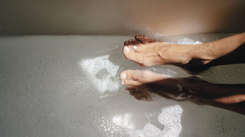 Hitze im Schlafzimmer?: So passt du deine Beauty-Routine an heiße Temperaturen an