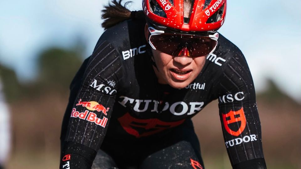 Clara Koppenburg während eines Gravel-Radrennens