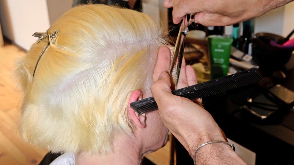Nachdem Hair Artist Boris Entrup gefärbt, geschnitten und rasiert hat, lautet Nadines Fazit unter Freudentränen: "Hammer!"
