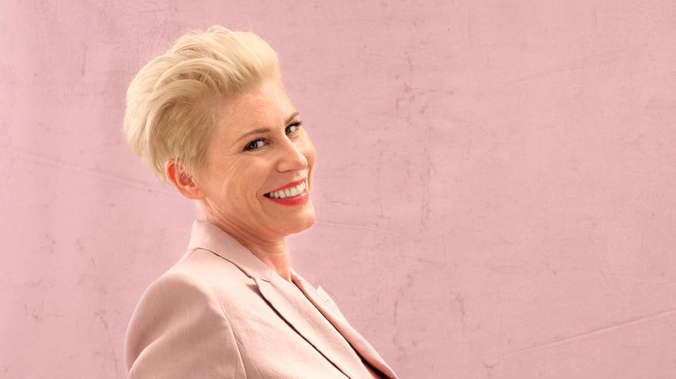 Der Schnitt: markant  Inspiriert vom ikonischen Look der Schauspielerin Tilda Swinton arbeitet Boris Entrup mit spannenden Kontrasten: Das Deckhaar bleibt länger und wird sanft gestuft, Seiten und Nacken rasiert er kurz. Definitiv ein Statement!     Jetzt ein kühles Blond  Von Honig zu Platin: Eine intensive Blondierung und darauf abgestimmte Tönung geben Nadines Haar Strahlkraft und betonen die coole Modernität des Schnitts. Weil die Prozedur die Struktur beansprucht, ist eine reichhaltige Pflege wichtig, die das Haar stärkt und glänzen lässt.     Fokus auf den Mund  Mattes Orange auf den Lippen passt super zu Nadine. Das Drumherum nimmt sich eher zurück: Der Teint wird mit einer Foundation ebenmäßig grundiert, definierte Brauen und zart konturierte Wangen bilden den Rahmen.