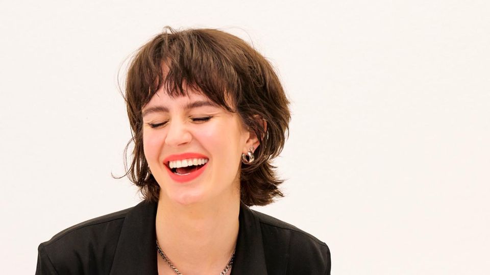 20 Zentimeter kürzer  Kurzer Pony und sanfte Stufen: Nadine trägt jetzt den "French Chic Style" – modern und lässig. Mit dem Messer gesoftete Spitzen bringen Leichtigkeit, Struktur und viel Bewegung ins Haar.      Dunkle Schokolade  Das satte Dunkelbraun setzt einen schönen Kontrast zu Merles Teint, unterstreicht den neuen Schnitt und gibt ihrem Haar mehr Tiefe und Glanz.     Glow to go  Eine getönte BB-Creme schenkt Merles Teint Leuchtkraft. Ein feiner Lidstrich mit hochgezogenem Wing und schwarze Mascara schmeicheln ihren Augen.