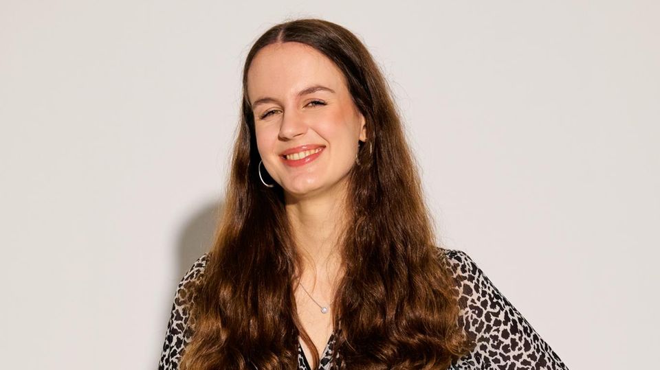 "Ich habe meine langen Haare geliebt – bis jetzt"  Haare zusammenbinden, fertig: Im Medizinstudium und im Krankenhaus war das ziemlich praktisch. Doch jetzt schreibt die angehende Ärztin an ihrer Doktorarbeit – und findet ihre eindrucksvolle Wallemähne ein bisschen langweilig. Weil sie schon länger nach einer konkreten Idee suchte, hat ihre Mutter sie bei uns zum Umstyling angemeldet. Merle wünscht sich ihren Look spannender, Haare und Make-up sollen aber auch easy zu stylen sein.