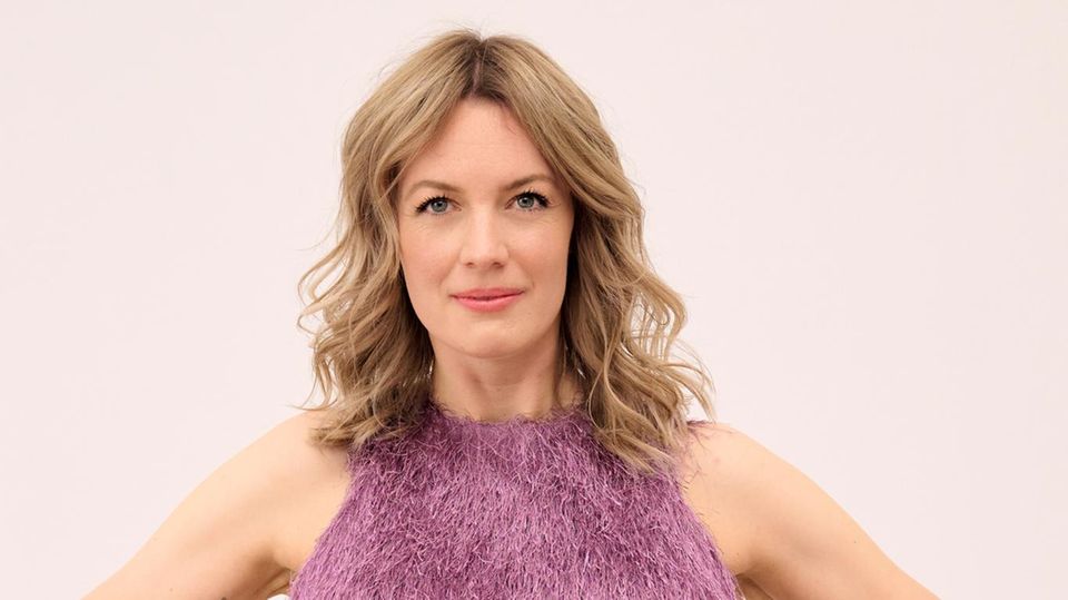 Clever nachgelegt  Schon der neue Stufenschnitt bringt mehr Fülle und Bewegung, Extensions setzen noch einen drauf, die gestylten Wellen geben Extra-Schwung.     Zurück zu den Wurzeln  Mit der warmen dunkelblonden Tönung kehrt Claudia zu ihrer Naturhaarfarbe zurück – die wirkt insgesamt harmonischer, die Spitzen sehen gesünder und voller aus.     Einfach strahlen  Rosa Creme-Rouge in der Wangenmitte plus Highlighter auf Wangenknochen und Nasenspitze: mehr Frische!