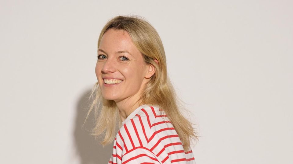 "Meinen Haaren fehlte Volumen und Glanz"  Die Hamburger Lehrerin vermisst Glanz und Leuchtkraft in ihren blondierten Strähnchen und ausgewachsenen Ansätzen. Claudia ist sehr stilbewusst, liebt Kunst, hat durch ihre zwei kleinen Kinder allerdings wenig Zeit für sich. Sie wünscht sich auch mehr Fülle im Haar und Glamour ohne großen Aufwand.
