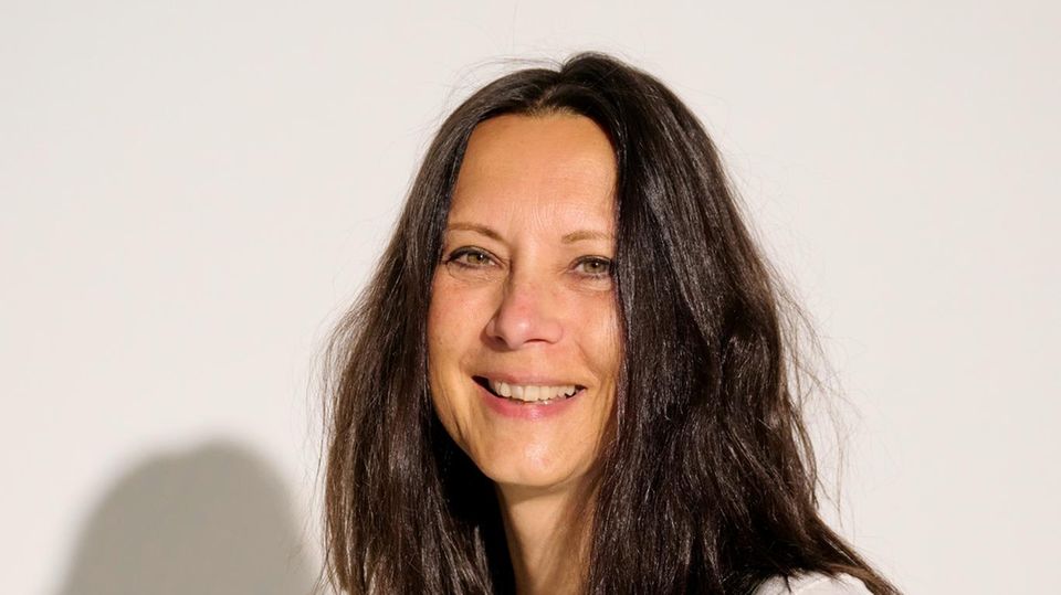 "Mein Lässig-Look war bereit für ein Upgrade"  Ein runder Geburtstag, der Sohn ausgezogen: Da hat man Lust auf Neuanfänge. Cathrin ist voller Energie und wünscht sich, dass ihr Look das auch spiegelt. Da die Office-Allrounderin aus Hamburg sportbegeistert ist, möchte sie, dass sie ihre Haare auch aus dem Gesicht binden kann.